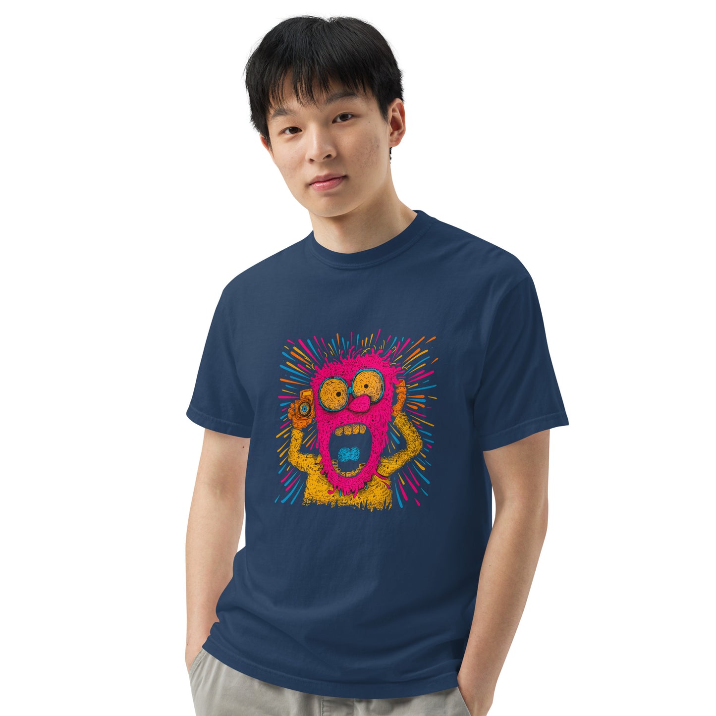 "Neon Photographer" - Schweres textilgefärbtes Unisex-T-Shirt mit DTF-Foliendruck - Schwarz und Navy-Blau