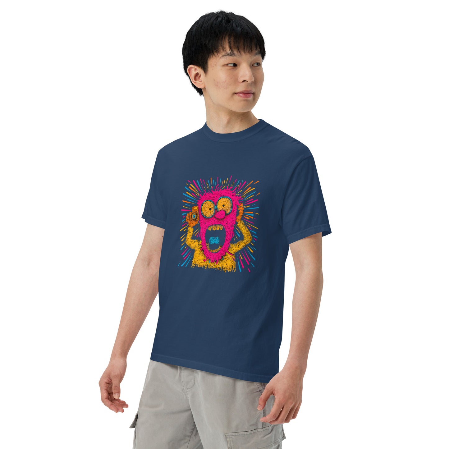 "Neon Photographer" - Schweres textilgefärbtes Unisex-T-Shirt mit DTF-Foliendruck - Schwarz und Navy-Blau
